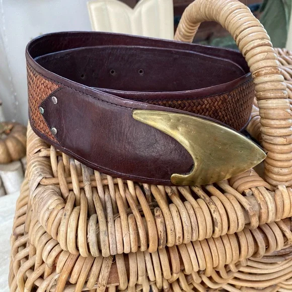 Vintage woman’s brown leather belt with brass buckle waived design sz 30/32 - Picture 8 of 8